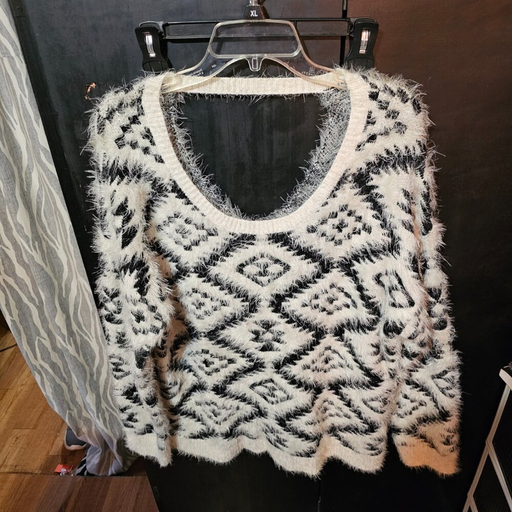 ♥️ EUC Juniors Size XXL Black and White Abstract Xhilaration Sweater